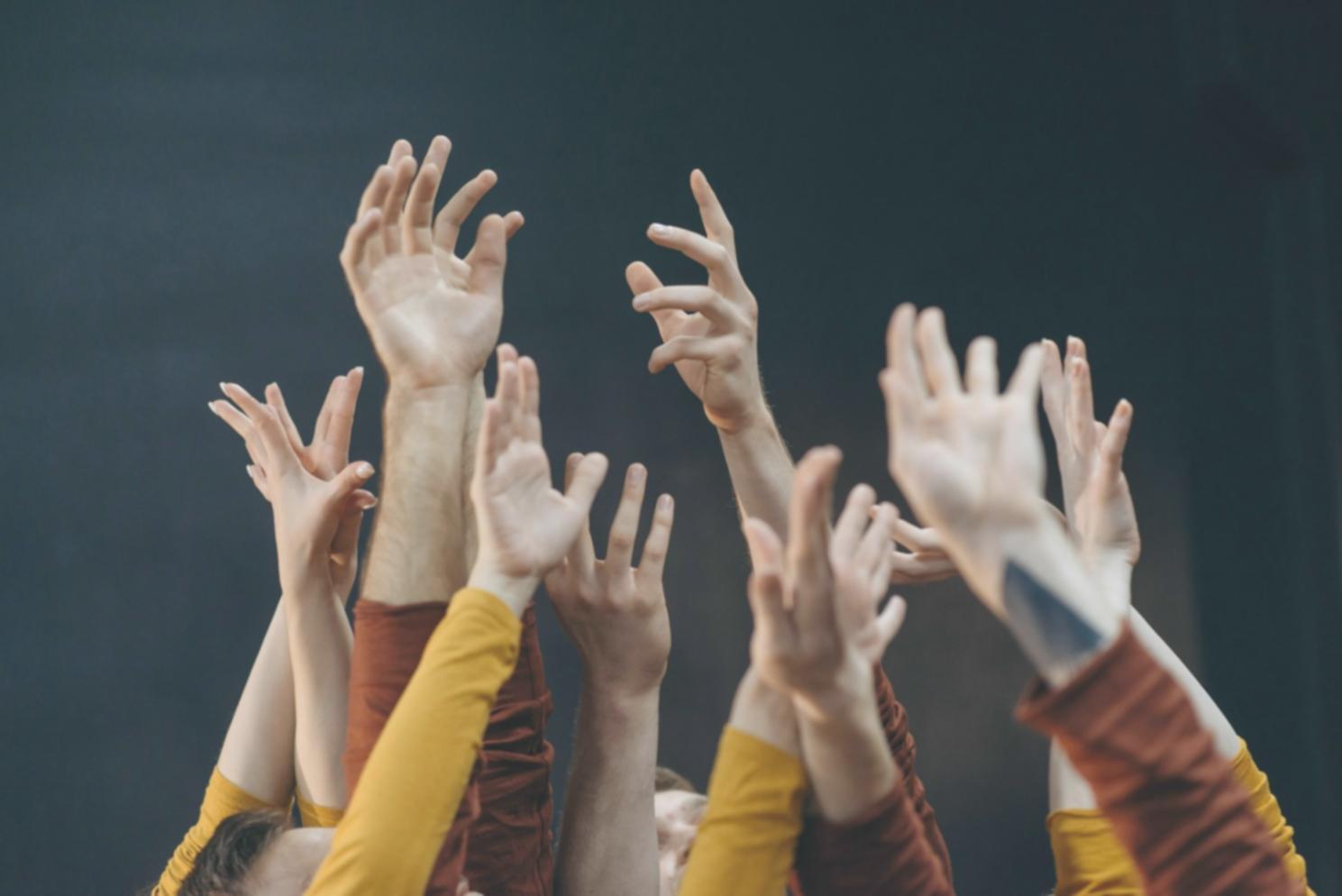 Танцювальна студія з великими дзеркалами та професійним освітленням